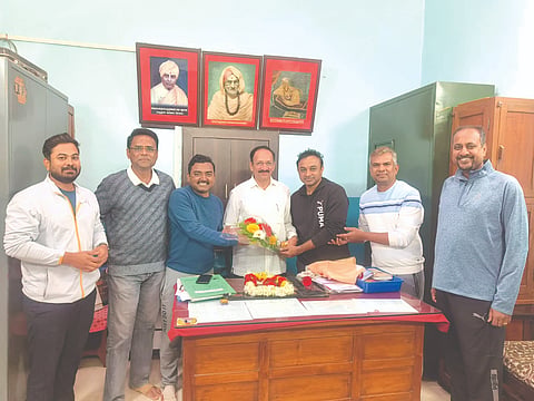 ಬೈಲಹೊಂಗಲದಲ್ಲಿ ಶಾಸಕ ಮಹಾಂತೇಶ ಕೌಜಲಗಿ ಜನ್ಮದಿನದ ಅಂಗವಾಗಿ ಸಾರ್ವಜನಿಕ ಆಸ್ಪತ್ರೆ ಮುಖ್ಯವೈದ್ಯಾ-ಧಿಕಾರಿ ಡಾ.ರವೀಂದ್ರ ಜಕನೂರ, ಡಾ.ಶರಣ ಅಂಗಡಿ, ಡಾ.ಮಂಜುನಾಥ ಮುದಕನಗೌಡರ ಶುಭ ಕೋರಿದರು.
