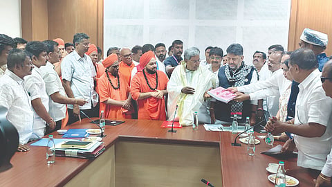 ಬೆಲಹೊಂಗಲ ಜಿಲ್ಲೆಯನ್ನಾಗಿ ೂಷಿಸಬೇಕೆಂದು ಗಣ್ಯರ ನಿಯೋಗ ಮುಖ್ಯಮಂತ್ರಿ ಸಿದ್ದರಾಮಯ್ಯ, ಉಪಮುಖ್ಯಮಂತ್ರಿ ಡಿ.ಕೆ.ಶಿವಕುಮಾರ ಅವರಿಗೆ ಮನವಿ ಸಲ್ಲಿಸಿತು. ನೀಲಕಂಠ ಸ್ವಾಮೀಜಿ, ಗಂಗಾಧರ ಸ್ವಾಮೀಜಿ, ಮುರುರಾಜೇಂದ್ರ ಸ್ವಾಮೀಜಿ, ಪ್ರಭುನೀಲಕಂಠ ಸ್ವಾಮೀಜಿ, ಮಡಿವಾಳೇಶ್ವರ ಸ್ವಾಮೀಜಿ ಇತರರಿದ್ದರು.