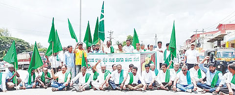 ರೈತರಿಗೆ ಬೆಳೆ ಪರಿಹಾರ ಹಾಗೂ ಬೇಲೂರು ತಾಲೂಕನ್ನು ಬರ ಪೀಡಿತ ಪ್ರದೇಶವೆಂದು ಘೋಷಿಸಬೇಕೆಂದು ಒತ್ತಾಯಿಸಿ ರೈತ ಸಂಘ ಹಾಗೂ ಕಾಫಿ ಬೆಳೆಗಾರರ ಸಂಘದ ಕಾರ್ಯಕರ್ತರು ಬಸವೇಶ್ವರ ವೃತ್ತದಲ್ಲಿ ರಸ್ತೆ ಸಂಚಾರ ತಡೆದು ಪ್ರತಿಭಟನೆ ನಡೆಸಿದರು.