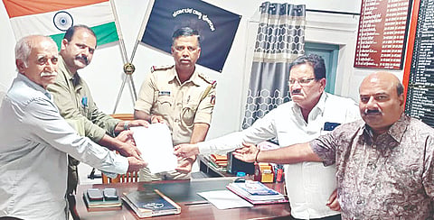 ಕಾಫಿ ತೋಟಗಳಲ್ಲಿ ಕಳ್ಳತನ ತಡೆಗಟ್ಟುವಂತೆ ಆಗ್ರಹಿಸಿ ಪೊಲೀಸ್ ವೃತ್ತ ನಿರೀಕ್ಷಕ ಜಗದೀಶ್‌ಗೆ ಕಾಫಿ ಬೆಳೆಗಾರರ ಸಂಘದ ಪದಾಧಿಕಾರಿಗಳು ಮನವಿ ಸಲ್ಲಿಸಿದರು. 