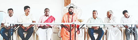 ಬೇಲೂರಲ್ಲಿ ಉಜ್ಜಯಿನಿ ಸದ್ಧರ್ಮ ಸಿಂಹಾಸನಾಧೀಶ್ವರ 1008 ಜಗದ್ಗುರುಗಳ ಅಡ್ಡಪಲ್ಲಕ್ಕಿ ಉತ್ಸವ ಹಾಗೂ ಧರ್ಮ ಜಾಗೃತಿ ಸಮಾವೇಶದ ಪೂರ್ವಭಾವಿ ಸಭೆಯಲ್ಲಿ ತೆಂಕಲಗೋಡು ಬೃಹನ್ಮಠ ಯಸಳೂರಿನ ಶ್ರೀಚನ್ನಸಿದ್ದೇಶ್ವರ ಶಿವಾಚಾರ್ಯ ಸ್ವಾಮೀಜಿ ಮಾತನಾಡಿದರು. ಬಿ.ಬಿ.ಶಿವರಾಜ್, ನಿಂಗರಾಜು, ದೊಡ್ಡವೀರೇಗೌಡ, ಚೇತನ್ ಇತರರಿದ್ದರು.