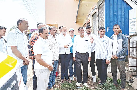 ಬೇಲೂರು ಪಟ್ಟಣದ ಜೆಪಿ ನಗರದ ವಸತಿ ನಿಲಯ ಮುಂಭಾಗದಲ್ಲಿ ಪ್ರಯಾಣಿಕರ ತಂಗುದಾಣ  ನಿರ್ಮಿಸಲು ಉದ್ದೇಶಿಸಿರುವ  ಸ್ಥಳವನ್ನು ಶಾಸಕ ಎಚ್.ಕೆ.ಸುರೇಶ್  ಪರಿಶೀಲಿಸಿದರು. ಲಯನ್ಸ್ ಕ್ಲಬ್ ಅಧ್ಯಕ್ಷ ಮುಕ್ತಿಯಾರ್ ಅಹಮದ್, ಕಾರ್ಯದರ್ಶಿ ಎಂ.ಪಿ.ಪೂವಯ್ಯ, ಟ್ರಸ್ಟ್ ಅಧ್ಯಕ್ಷ ದೊಡ್ಡಮನೆ ಪ್ರಭಾಕರ್ ಇತರರು ಇದ್ದರು.