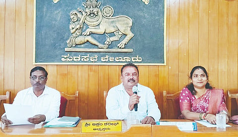 ಪುರಸಭೆಯಲ್ಲಿ ಕರೆಯಲಾಗಿದ್ದ ತುರ್ತು ಸಭೆಯ ಅಧ್ಯಕ್ಷತೆ ವಹಿಸಿ ಪುರಸಭೆ ಅಧ್ಯಕ್ಷ  ಅಕ್ರಂ ಷರೀಫ್ ಮಾತನಾಡಿದರು. ತೀರ್ಥಕುಮಾರಿ ವೆಂಕಟೇಶ್ ,ಜಗದೀಶ್ ಮತ್ತಿತರರಿದ್ದರು.