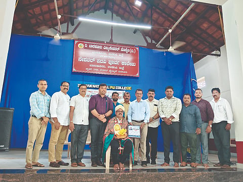  ಬ್ರಹ್ಮಾವರ ತಾಲೂಕು ಮಟ್ಟದ ಪತ್ರಿಕಾ ದಿನಾಚರಣೆ ಹಾಗೂ ಪತ್ರಿಕಾ ದಿನದ ಪುರಸ್ಕಾರ ಕಾರ್ಯಕ್ರಮದಲ್ಲಿ ಪತ್ರಕರ್ತ ಸೋಮಶೇಖರ್ ಪಡುಕೆರೆ ಅವರಿಗೆ ಪುರಸ್ಕಾರ ನೀಡಲಾಯಿತು.ಪ್ರಮುಖರಾದ ರಾಜೇಶ್ ಗಾಣಿಗ ಅಚ್ಲಾಡಿ, ಡಾ.ರಮೇಶ್ ಶೆಟ್ಟಿ ಮತ್ತಿತರರು ಉಪಸ್ಥಿತರಿದ್ದರು.c