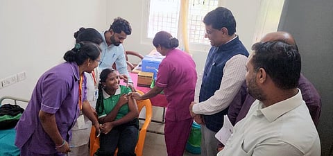 ಚಿಂತಾಮಣಿ ತಾಲೂಕು ಆಸ್ಪತ್ರೆಯಲ್ಲಿ ಹೆಣ್ಣು ಮಗುವಿಗೆ ಲಸಿಕೆ ಹಾಕಲಾಯಿತು