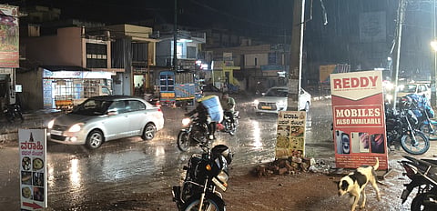 ಚಿಕ್ಕಬಳ್ಳಾಪುರದಲ್ಲಿ ಮಳೆ ಸುರಿಯುತ್ತಿರುವ ದೃಶ್ಯ