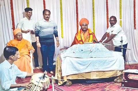 ಖಡಕಲಾಟ ವಿರಕ್ತ ಮಠದಲ್ಲಿ ಹಮ್ಮಿಕೊಂಡಿದ್ದ ವಚನ ದರ್ಶನ ಪ್ರವಚನ ಸಮಾರೋಪ ಸಮಾರಂಭದಲ್ಲಿ ಸಂಪಾದನಾ ಸ್ವಾಮೀಜಿ ಅವರನ್ನು ಸನ್ಮಾನಿಸಲಾಯಿತು. ಶಿವಬಸವ ಸ್ವಾಮೀಜಿ, ಸುನೀಲ ಸಾವಂತ್ರಿ ಇತರರಿದ್ದರು.
