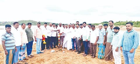 ಚಿಕ್ಕಜಾಜೂರು ಸಮೀಪದ ಮುತ್ತುಗದೂರಿನಲ್ಲಿ 1.30 ಕೋಟಿ ರೂ. ವೆಚ್ಚದಲ್ಲಿ ಕೆರೆ ಅಭಿವೃದ್ಧಿ ಕಾಮಗಾರಿಗೆ ಶಾಸಕ ಡಾ. ಎಂ. ಚಂದ್ರಪ್ಪ ಶುಕ್ರವಾರ ಭೂಮಿಪೂಜೆ ಸಲ್ಲಿಸಿದರು. ಎಂ.ಬಿ. ಸಿದ್ದೇಶ್, ಎಂ.ಕೆ. ರುದ್ರಣ್ಣ, ದೇವರಾಜ್ ಇತರರಿದ್ದರು. Service