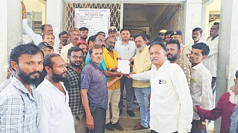 ಚಿಂತಾಮಣಿ ನಗರದ ಶ್ರೀನಾಗನಾಥೇಶ್ವರಸ್ವಾಮಿ ಜೀಣೋರ್ದ್ದಾರಕ್ಕೆ ಒತ್ತಾಯಿಸಿ ನಾಗನಾಥೇಶ್ವರಸ್ವಾಮಿ ಯುವಕರ ಸೇವಾ ಸಮಿತಿ ಹಾಗೂ ಶಿವ ಭಕ್ತ ಸಮೂಹ ತಹಸೀಲ್ದಾರ್​ ಕಚೇರಿಯ ಮುಂದೆ ಪ್ರತಿಭಟಿಸಿ , ಗ್ರೇಡ್​2 ತಹಸೀಲ್ದಾರ್​ ರಾಜೇಂದ್ರಗೆ ಮನವಿ ಸಲ್ಲಿಸಿದರು. 