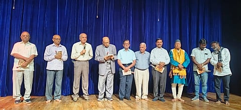 ಬೆಳಗಾವಿಯಲ್ಲಿ ಈಚೆಗೆ ಜರುಗಿದ ಏಣಗಿ ಬಾಳಪ್ಪ ಸ್ಮರಣೆಯ ನಾಟಕೋತ್ಸವದಲ್ಲಿ ಡಾ.ಬಸವರಾಜ ಜಗಜಂಪಿ ಮಾತನಾಡಿದರು. ಡಾ.ರಾಮಕೃಷ್ಣ ಮರಾಠೆ, ಡಾ.ಎಚ್.ಬಿ.ರಾಜಶೇಖರ, ಶಿರೀಷ ಜೋಶಿ, ಬಾಬಾಸಾಹೇಬ ಕಾಂಬಳೆ, ರಮೇಶ ಜಂಗಲ ಇತರರಿದ್ದಾರೆ.