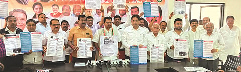 ಬೆಳಗಾವಿಯ ಕಾಂಗ್ರೆಸ್​ ಕಚೇರಿಯಲ್ಲಿ ಶನಿವಾರ ಎಐಸಿಸಿ ಕಾರ್ಯದರ್ಶಿ ಗೋಪಿನಾಥ ಪಳನಿಯಪ್ಪನ್​ ಮನರೇಗಾ ಉಳಿಸಿ ಆಂದೋಲನದ ಪೋಸ್ಟರ್​ ಬಿಡುಗಡೆಗೊಳಿಸಿದರು. ಲಕ್ಷ$್ಮಣರಾವ್​ ಚಿಂಗಳೆ, ವಿನಯ ನಾವಲಗಟ್ಟಿ, ಮೃಣಾಲ ಹೆಬ್ಬಾಳ್ಕರ್​ ಇತರರಿದ್ದಾರೆ.