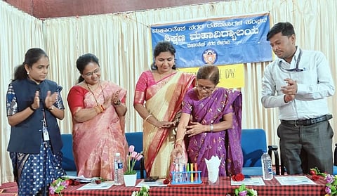 ಬೆಳಗಾವಿಯ ಮಹಾಂತ ಭವನದಲ್ಲಿ ಮಂಗಳವಾರ ಏರ್ಪಡಿಸಿದ್ದ ವಿಜ್ಞಾನ ದಿನವನ್ನು ಡಾ.ಶಶಿಕಲಾ ಕರಡಿಗುದ್ದಿ ಉದ್ಘಾಟಿಸಿದರು. 