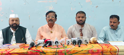 ಬೆಳಗಾವಿಯಲ್ಲಿ ಬುಧವಾರ ಸುದ್ದಿಗೋಷ್ಠಿಯಲ್ಲಿ ದತ್ತಾಜಿ ನಲವಡೆ ಮಾತನಾಡಿದರು. ನಾನಾಜಿ ನಿವಂಗುಣೆ, ಸುನೀಲಸ್ವಾಮಿ, ಹನುಮಂತ ದಿಗೆ, ರೋಹಿತ ನಲವಡೆ ಇದ್ದಾರೆ.
