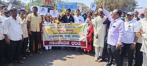 ಬೆಳಗಾವಿಯಲ್ಲಿ ಸೋಮವಾರ ವಿವಿಧ ಬೇಡಿಕೆ ಈಡೇರಿಸುವಂತೆ ಆಗ್ರಹಿಸಿ ಗ್ರಾಮೀಣ ಗ್ರಂಥಾಲಯಗಳ ನೌಕರರು ಪ್ರತಿಭಟನಾ ರ‌್ಯಾಲಿ ನಡೆಸಿದರು.
