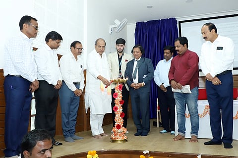 ಬೆಳಗಾವಿಯ ಲಿಂಗರಾಜ ಕಾಲೇಜಿನಲ್ಲಿ ಸೋಮವಾರ ಹಮ್ಮಿಕೊಂಡಿದ್ದ್ದ ಸಾಹಿತ್ಯ ಉತ್ಸವವನ್ನು ಕೆಎಲ್‌ಇ ಸಂಸ್ಥೆ ನಿರ್ದೇಶಕರ ಮಹಾಂತೇಶ ಕವಟಗಿಮಠ ಉದ್ಘಾಟಿಸಿದರು. ಡಾ.ಸಿ.ಬಾಲಕೃಷ್ಣ, ಡಾ.ಅಶೋಕ ಚೌಹಾನ,  ಮಹೇಶ ವಿಜಾಪುರ, ಡಾ.ಜಿ.ಎನ್.ಶೀಲಿ, ಡಾ.ಸಿ.ರಾಮಾರಾವ ಇತರರಿದ್ದರು.