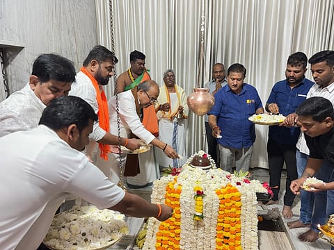 ಸೋಮನಾಥ ಪರ್ವ ಪ್ರಯುಕ್ತ ಬೆಳಗಾವಿಯ ಕೆಎಲ್‌ಇ ಆವರಣದಲ್ಲಿನ ಶಿವಾಲಯದಲ್ಲಿ ಶನಿವಾರ ಬಿಜೆಪಿ ಮುಖಂಡರು ಪೂಜೆ ಸಲ್ಲಿಸಿದರು. ಮಹಾಂತೇಶ ಕವಟಗಿಮಠ, ಸುಭಾಷ ಪಾಟೀಲ, ಮಲ್ಲಿಕಾರ್ಜುನ ಮಾದಮ್ಮನವರ, ಸಂತೋಷ ದೇಶನೂ, ಸುಭಾಷ ಸಣ್ಣವೀರಪ್ಪನವರ ಇತರರಿದ್ದಾರೆ.