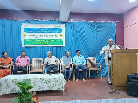 ಬೆಳಗಾವಿಯಲ್ಲಿ ಶನಿವಾರ ಜರುಗಿದ ಹಾಸ್ಯಕೂಟ ಕಾರ್ಯಕ್ರಮದಲ್ಲಿ ಡಾ.ಎಚ್.ಬಿ.ರಾಜಶೇಖರ ಮಾತನಾಡಿದರು. ಪ್ರೊ.ಜಿ.ಕೆ.ಕುಲಕರ್ಣಿ, ಡಾ.ಚಿದಾನಂದ ಗವಿಮಠ, ಮಧುಕರ ಗುಂಡೇನಟ್ಟಿ ಇತರರಿದ್ದರು.