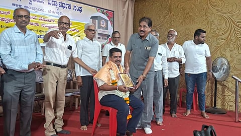 ಬೆಳಗಾವಿಯ ವಿಶ್ವಕರ್ಮವಿದ್ಯಾವರ್ಧಕ ಸಂಘದಲ್ಲಿ ಮಂಗಳವಾರ ಹೆಸ್ಕಾಂ ನೂತನ ಎಇ ಅರವಿಂದ ಗದಗಕರಗೆ  ಸನ್ಮಾನಿಸಲಾಯಿತು. 