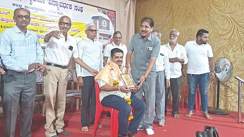 ಬೆಳಗಾವಿ ವಿಶ್ವಕರ್ಮ ವಿದ್ಯಾವರ್ಧಕ ಸಂಘದಲ್ಲಿ ಮಂಗಳವಾರ ಹೆಸ್ಕಾಂ ಎಇ ಅರವಿಂದ ಗದಗಕರಗೆ  ಸನ್ಮಾನಿಸಲಾಯಿತು. ರಾಜೀವ ಪಂಡಿತ, ಪ್ರಭಾಕರ ಬಡಿಗೇರ, ಪ್ರದೀಪ ಪತ್ತಾರ, ಮೌನೇಶ ದೇಶನೂರ, ಇತರರಿದ್ದರು.
