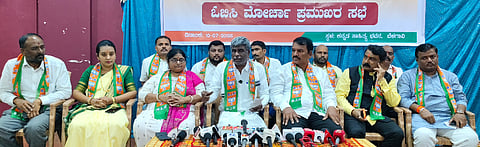  ಬೆಳಗಾವಿಯಲ್ಲಿ ಶುಕ್ರವಾರ ಸಂಸದ ಕೋಟಾ ಶ್ರೀನಿವಾಸ ಪೂಜಾರಿ ಸುದ್ದಿಗೋಷ್ಠಿಯಲ್ಲಿ ಮಾತನಾಡಿದರು. ಪ್ರೀತಿ ಕಾಮಕಾರ, ಗೀತಾ ಸುತಾರ, ಅನಿಲ ಬೆನಕೆ, ಸಂಜಯ ಪಾಟೀಲ ಇತರರಿದ್ದಾರೆ.