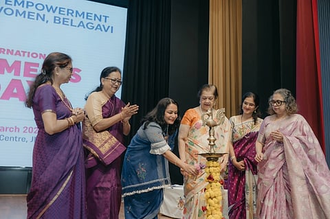 ಬೆಳಗಾವಿಯಲ್ಲಿ ಮಂಗಳವಾರ ಕೆಎಲ್‌ಇ ಸ್ವಶಕ್ತಿ ಮಹಿಳಾ ಸಬಲೀಕರಣ ಘಟಕದ ಏರ್ಪಡಿಸಿದ್ದ ಮಹಿಳಾ ದಿನಾಚರಣೆಯ ವಿಶೇಷ ಉಪನ್ಯಾಸವನ್ನು ಶೇಫಾಲಿ ವೈದ್ಯ ಉದ್ಘಾಟಿಸಿದರು.  