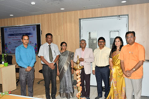 ಬೆಳಗಾವಿಯ ಕೆಎಲ್‌ಇ ಫಾರ್ಮಸಿ ಕಾಲೇಜಿನಲ್ಲಿ ಬುಧವಾರ ಜರುಗಿದ ಕಾರ್ಯಾಗಾರದ ಉದ್ಘಾಟನೆಯಲ್ಲಿ ಡಾ.ಬಿ.ಶ್ರೀನಿವಾಸ ಪ್ರಸಾದ ಡಾ.ಸುನೀಲ ಎಸ್.ಜಲಾಲಪುರೆ ಡಾ.ವಿ.ಎಸ್.ಮಸ್ತಿಹೊಳಿಮಠ, ಡಾ.ಗೀತಾಂಜಲಿ ಸಾಲಿಮಠ ಇತರರಿದ್ದರು.