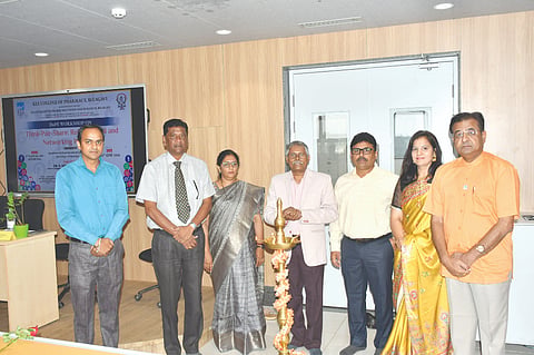 ಬೆಳಗಾವಿಯ ಕೆಎಲ್‌ಇ ಫಾರ್ಮಸಿ ಕಾಲೇಜಿನಲ್ಲಿ ಬುಧವಾರ ಜರುಗಿದ ಕಾರ್ಯಾಗಾರ ಉದ್ಘಾಟನೆಯಲ್ಲಿ ಡಾ.ಬಿ.ಶ್ರೀನಿವಾಸ ಪ್ರಸಾದ, ಡಾ.ಸುನೀಲ ಜಲಾಲಪುರೆ, ಡಾ.ವಿ.ಎಸ್.ಮಾಸ್ತಿಹೊಳಿಮಠ, ಡಾ.ಗೀತಾಂಜಲಿ ಸಾಲಿಮಠ ಇತರರಿದ್ದರು.
