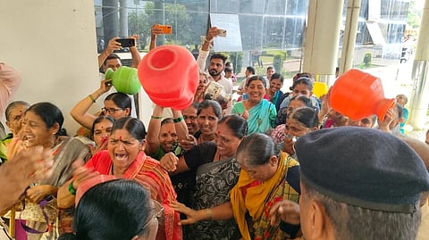 ಬೆಳಗಾವಿಯ ವಡಗಾವಿ ರೈತಗಲ್ಲಿಯ ಮಹಿಳೆಯರು ಮಂಗಳವಾರ ಖಾಲಿ ಕೊಡಗಳ ಸಮೇತ ಪಾಲಿಕೆಗೆ ಮುತ್ತಿಗೆ ಹಾಕಲು ಯತ್ನಿಸಿದರು. 