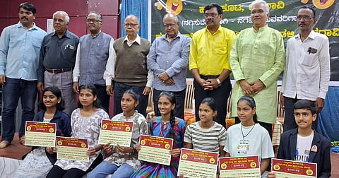   ಬೆಳಗಾವಿಯಲ್ಲಿ ಹಾಸ್ಯ ಭಾಷಣ ಸ್ಪರ್ಧೆಯಲ್ಲಿ ಪಾಲ್ಗೊಂಡಿದ್ದ ವಿದ್ಯಾರ್ಥಿಗಳೊಂದಿಗೆ ಡಾ.ಅರವಿಂದ ಕುಲಕರ್ಣಿ, ಪಿ.ಬಿ.ಸ್ತಾಮಿ, ಗುಂಡೇನಟ್ಟಿ ಮಧುಕರ, ರಾಮಚಂದ್ರ ಕಟ್ಟಿ ಇತರರಿದ್ದಾರೆ.