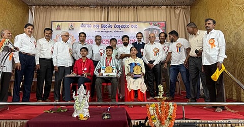  ಪ್ರತಿಭಾವಂತ ವಿದ್ಯಾರ್ಥಿಗಳಿಗೆ ಪುರಸ್ಕಾರ ನೀಡಲಾಯಿತು. ಅಭಿನವ ಯಚ್ಚರ ಸ್ವಾಮೀಜಿ, ಪ್ರಭಾಕರ ಬಡಿಗೇರ, ರಾಜೀವ ಪಂಡಿತ, ರಾಮಕೃಷ್ಣ ಬಡಿಗೇರ ಇತರರಿದ್ದರು.