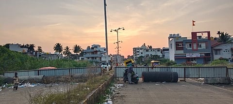 ಕೋರ್ಟ್ ವ್ಯಾಜ್ಯದಿಂದ ಬಂದಾಗಿರುವ ಹಳೇ ಪಿಬಿ ರಸ್ತೆ ಮತ್ತು ಶಹಾಪುರ ಮಧ್ಯದ ಸಂಪರ್ಕ ಮಾರ್ಗ.