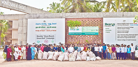 ಕೋಡಿಯ ಬ್ಯಾರಿಸ್​ ಸಮೂಹ ಶಿಕ್ಷಣ ಸಂಸ್ಥೆಗಳ ವತಿಯಿಂದ ಸ್ವಚ್ಛ ಕಡಲ ತೀರ- ಹಸಿರು ಕೋಡಿ 46ನೇ ಅಭಿಯಾನ ನಡೆಯಿತು. ಪ್ರಮುಖರಾದ ಕೆ.ಎಂ.ಅಬ್ದುಲ್​ ರೆಹಮಾನ್​ ಬ್ಯಾರಿ, ಡಾ.ಆಸೀಫ್​ ಬ್ಯಾರಿ, ಗೋಪಾಲ ಪೂಜಾರಿ ಮೊದಲಾದವರಿದ್ದರು