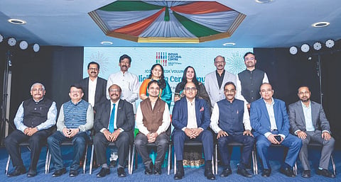 ಕತಾರ್​ನಲ್ಲಿರುವ ಭಾರತೀಯ ಸಾಂಸತಿಕ ಕೇಂದ್ರ(ಐಸಿಸಿ) 2023&24ರ ವ್ಯವಸ್ಥಾಪಕ ಸಮಿತಿಯನ್ನು ಭಾರತದ ರಾಯಭಾರ ಕಚೇರಿ ಸನ್ಮಾನಿಸಿತು. ಪ್ರಮುಖರಾದ ಡಾ.ವೈಭವ್​ ಎ.ತಂಡಲೆ, ವಿಪುಲ್​, ಸುಬ್ರಹ್ಮಣ್ಯ ಹೆಬ್ಬಾಗಿಲು ಮತ್ತಿತರರಿದ್ದರು.