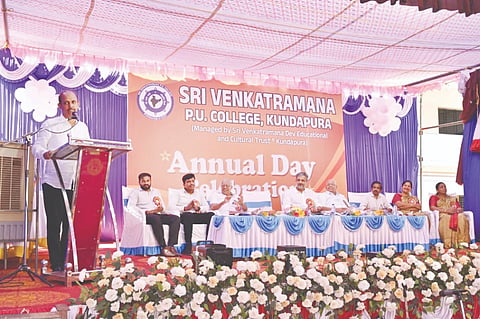 ಕುಂದಾಪುರದ ಶ್ರೀ ವೆಂಕಟರಮಣ ಪದವಿ ಪೂರ್ವ ಕಾಲೇಜು ವಾರ್ಷಿಕೋತ್ಸವ ಸಮಾರಂಭದಲ್ಲಿ ಪ್ರಮುಖರಾದ ಡಾ.ಸುಧಾಕರ ಶೆಟ್ಟಿ, ರಾಮಕೃಷ್ಣ ಕಾಮತ್, ಕೆ. ರಾಧಾಕೃಷ್ಣ ಶೆಣೈ ಇತರರಿದ್ದರು