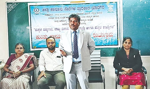 ಗುರುಮಠಕಲ್ ತಾಲೂಕಿನ ಇಂಪೇರಿಯಲ್ ಪದವಿಪೂರ್ವ ಕಾಲೇಜಿನಲ್ಲಿ ಶನಿವಾರ ಹಮ್ಮಿಕೊಂಡ ಕಾನೂನು ಅರಿವು ಕಾರ್ಯಕ್ರಮದಲ್ಲಿ ಹಿರಿಯ ಸಿವಿಲ್ ನ್ಯಾಯಾಽÃಶ ಮರಿಯಪ್ಪ ಮಾತನಾಡಿದರು.