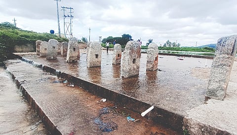 ತುಂಬಿ ಹರಿಯುತ್ತಿರುವ ಹಳೇಬೀಡು ಗ್ರಾಮದ ಐತಿಹಾಸಿಕ ದ್ವಾರಸಮುದ್ರ ಕೆರೆ