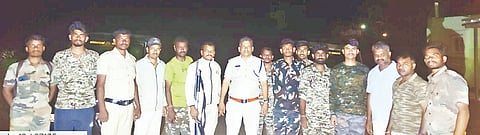 ಹಲಗೂರಿನ ರಾಷ್ಟ್ರೀಯ ಹೆದ್ದರಲ್ಲಿ ವಾಹನಗಳು ಸಂಚರಿಸದಂತೆ ಪೊಲೀಸ್ ಸಿಬ್ಬಂದಿ ಕಾರ್ಯಾಚರಣೆಯಲ್ಲಿ ತೊಡಗಿದ್ದರು.