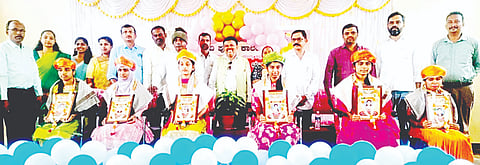 ಕರ್ನಾಟಕ ಪಬ್ಲಿಕ್ ಸ್ಕೂಲ್ ಸಭಾಂಗಣದಲ್ಲಿ ಆಯೋಜಿಸಿದ್ದ ಕಾರ್ಯಕ್ರಮದಲ್ಲಿ ಪ್ರತಿಭಾವಂತ ವಿದ್ಯಾರ್ಥಿಗಳನ್ನು  ಸನ್ಮಾನಿಸಲಾಯಿತು.  