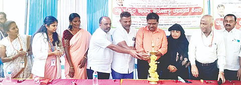ಹಲಗೂರು ಪ್ರಾಥಮಿಕ ಆರೋಗ್ಯ ಕೇಂದ್ರದಲ್ಲಿ ಹಮ್ಮಿಕೊಂಡಿದ್ದ ಆರೋಗ್ಯ ತಪಾಸಣಾ ಉಚಿತ ಶಿಬಿರವನ್ನು ಗಣ್ಯರು ಉದ್ಘಾಟಿಸಿದರು.ಡಾ.ಪಿ.ವೀರಭದ್ರಪ್ಪ, ಶ್ರೀನಿವಾಸ್, ಸಂಜಯ್, ಸಿ.ಲತಾ, ಜಮೀಲ್ ಪಾಷ ಇತರರಿದ್ದರು.