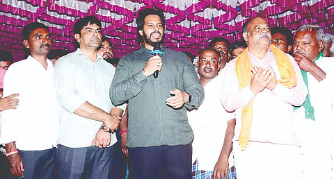 ಹಲಗೂರು ಸಮೀಪದ ಹುಲ್ಲಾಗಾಲ ಗ್ರಾಮದಲ್ಲಿ ನಿಖಿಲ್ ಕುಮಾರಸ್ವಾಮಿ ಮಾತನಾಡಿದರು.