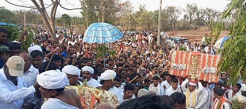 ಗುಂಡಾಪುರದ ಬೆಟ್ಟದರಸಮ್ಮನ ದೊಡ್ಡ ಜಾತ್ರೆ ಹಿನ್ನೆಲೆ ಬೆಟ್ಟದ ತಪ್ಪಲ್ಲಿನ ದೇವಸ್ಥಾನಕ್ಕೆ ದೇವರ ಕರಗ ಬರುತ್ತಿರುವುದು.