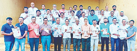 ರಕ್ತದಾನ ಶಿಬಿರದ ಪೂರ್ವಭಾವಿ ಸಭೆಯಲ್ಲಿ ಭಾಗವಹಿಸಿ ಪ್ರತಿಜ್ಞಾವಿಧಿಯನ್ನು ಕಾರ್ಯಕರ್ತರು ಕೈಗೊಂಡಿರುವುದು.