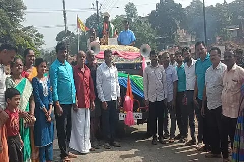 ಗುಂಡು ಎಸೆತದಲ್ಲಿ ರಾಷ್ಟ್ರಮಟ್ಟಕ್ಕೆ ಆಯ್ಕೆಯಾದ ನಗರ ಚಿಕ್ಕಪೇಟೆ ಸರ್ಕಾರಿ ಪ್ರೌಢಶಾಲಾ ವಿದ್ಯಾರ್ಥಿ ಬಾಲಸುಬ್ರಹ್ಮಣ್ಯನನ್ನು ಮೆರವಣಿಗೆ ನಡೆಸಲಾಯಿತು. ರಾಘವೇಂದ್ರ, ಕುಸುಮಾ, ಕರುಣಾಕರ ಶೆಟ್ಟಿ, ಶೈಲಜಾ ಪಾಂಡು ಇತರರಿದ್ದರು.