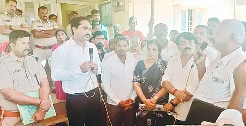  ನಗರ ಅರಣ್ಯ ಇಲಾಖೆ ಕಚೇರಿ ಎದುರು ಹೋಬಳಿ ರೈತರು ನಡೆಸುತ್ತಿರುವ ಪ್ರತಿಭಟನೆ ವೇಳೆ ಡಿಎಫ್‌ಒ ಯಾಜುದ್ದೀನ್ ಅಹವಾಲು ಆಲಿಸಿದರು. ತೀ.ನ.ಶ್ರೀನಿವಾಸ್, ರಮೇಶ, ಸುಬ್ರಹ್ಮಣ್ಯ, ಉಮೇಶ್, ಸುಮಾ ಸುಬ್ರಹ್ಮಣ್ಯ ಇತರರಿದ್ದರು.