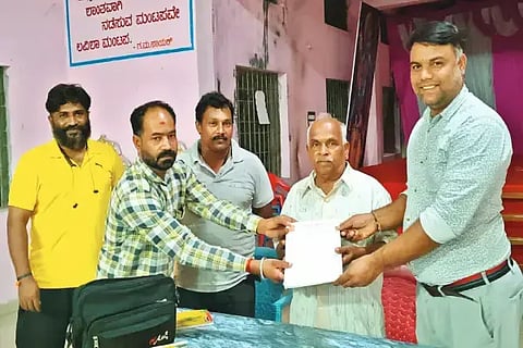 ಶ್ರೀ ಗಣೇಶೋತ್ಸವ ಸಮಿತಿಯ ಹೊಸನಗರ ಘಟಕದ ನೂತನ ಸಂಚಾಲಕ ಕೆ.ಎಸ್.ವಿನಾಯಕ ಅವರಿಗೆ ಆಯ್ಕೆಯಾದ ಪ್ರತಿ ನೀಡಲಾಯಿತು. ಗಣೇಶ್ ಮಧುಕರ್, ಅನೂಪ್ ಅರವಿಂದ್ ಇತರರಿದ್ದರು.