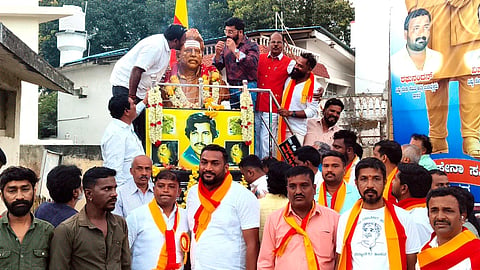 ಕನ್ನಡ ರಾಜ್ಯೋತ್ಸವದ ಅಂಗವಾಗಿ ನಗರದ ಸರಸ್ವತಿ ದೇವಸ್ಥಾನ ವೃತ್ತದಲ್ಲಿರುವ ಡಾ.ವಿಷ್ಣುವರ್ಧನ್ ಅವರ ಪುತ್ಥಳಿ ಬಳಿ ಇತ್ತೀಚೆಗೆ ಹಮ್ಮಿಕೊಂಡಿದ್ದ ಅಮೃತ ಮಹೋತ್ಸವ ಕಾರ್ಯಕ್ರಮದಲ್ಲಿ  ನಟ ಅನಿರುದ್ಧ್ ಅವರು ವಿಷ್ಣುವರ್ಧನ್  ಪುತ್ಥಳಿಗೆ ಮಾಲಾರ್ಪಣೆ ಮಾಡಿದರು. ವಿಷ್ಣುವರ್ಧನ್ ಅಭಿಮಾನಿ ಸಂಘದ ಜಿಲ್ಲಾಧ್ಯಕ್ಷ ಮಹಾಂತೇಶ್, ಸಾಮಾಜಿಕ ಕಾರ್ಯಕರ್ತ ಗಣೇಶ್ ತಮ್ಲಾಪುರ, ವಿಜಯಕುಮಾರ್ ಇತರರು ಇದ್ದರು. 