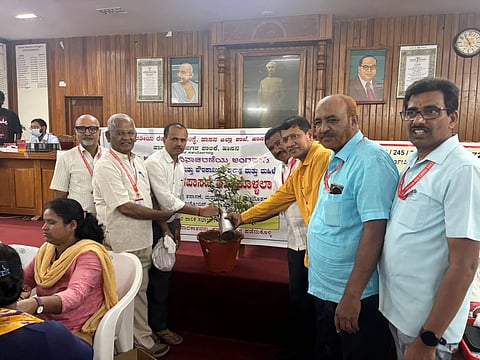 ಮಹಾನಗರ ಪಾಲಿಕೆ ಸಿಬ್ಬಂದಿ ಹಾಗೂ ಪೌರಕಾರ್ಮಿಕರಿಗೆ ಹಮ್ಮಿಕೊಂಡಿದ್ದ ಆರೋಗ್ಯ ಉಚಿತ ತಪಾಸಣಾ ಶಿಬಿರವನ್ನು ಗಣ್ಯರು ಉದ್ಘಾಟಿಸಿದರು. ಪಾಲಿಕೆ ಆಯುಕ್ತ ಕೃಷ್ಣಮೂರ್ತಿ, ಹೆಮ್ಮಿಗೆ ಮೋಹನ್, ಡಾ.ವೈ.ಎಸ್.ವೀರಭದ್ರಪ್ಪ, ಉದಯ್‌ಕುಮಾರ್, ಪಾಲಿಕೆ ಇಂಜಿನಿಯರ್ ಸತ್ಯನಾರಾಯಣ್ ಇತರರಿದ್ದರು.