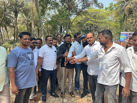 ಹಾಸನ ವಿಧಾನಸಭಾ ಕ್ಷೇತ್ರದ ವ್ಯಾಪ್ತಿಯಲ್ಲಿ ವಿವಿಧ ಕಾಮಗಾರಿಗಳಿಗೆ ಶಾಸಕ ಎಚ್.ಪಿ.ಸ್ವರೂಪ್ ಪ್ರಕಾಶ್ ಭೂಮಿ ಪೂಜೆ ನೆರವೇರಿಸಿದರು. ಮುಸಲ್ಮಾನ್ ಧರ್ಮ ಗುರುಗಳು ಹಾಗೂ ಪಕ್ಷದ ಮುಖಂಡರು ಮತ್ತು ಸಂಬಂಧಿಸಿದ ಇಲಾಖೆ ಅಧಿಕಾರಿಗಳು ಇದ್ದರು.