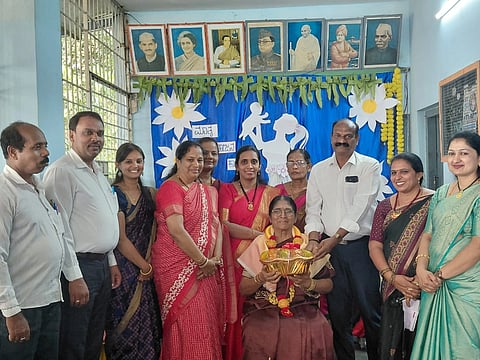 ಹಾಸನ ನಗರದ ಬೂವನಹಳ್ಳಿ ಕೂಡು ಬಳಿ ಇರುವ ಶ್ರೀ ರಂಗನಾಥಸ್ವಾಮಿ ಹಿರಿಯ ಪ್ರಾಥಮಿಕ ಶಾಲೆಯಲ್ಲಿ ಹಮ್ಮಿಕೊಂಡಿದ್ದ ಮಾತೃಭೋಜನ ಕಾರ್ಯಕ್ರಮದಲ್ಲಿ ಮುಖ್ಯ ಅಥಿತಿಗಳಾಗಿ ಭಾಗವಹಿಸಿದ್ದ ನಾಗರತ್ನ ಜವರೇಗೌಡ ಅವರನ್ನು ಸನ್ಮಾನಿಸಲಾಯಿತು. ಪೂಜಾ ರಘುನಂದನ್, ರಾಷ್ಟ್ರಸೇವಾ ಸಮಿತಿಯ ಮಮತಾ ಮಂಜುನಾಥ್, ಬಿ.ವಿ.ಶ್ರೀನಿವಾಸ್ ಇತರರಿದ್ದರು.