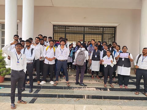 ಹಾಸನದ ಸರ್ಕಾರಿ ಕಾನೂನು ಕಾಲೇಜಿನ ಆಡಳಿತ ಮಂಡಳಿಯ ಎಡವಟ್ಟು ಹಾಗೂ ರಾಜ್ಯ ಕಾನೂನು ವಿಶ್ವವಿದ್ಯಾಲಯದ ಮಲತಾಯಿ ಧೋರಣೆಯನ್ನು ಖಂಡಿಸಿ, ವಿದ್ಯಾರ್ಥಿಗಳು ಕಾಲೇಜಿಗೆ ಬೀಗ ಜಡಿದು ಪ್ರತಿಭಟನೆ ನಡೆಸಿದರು.